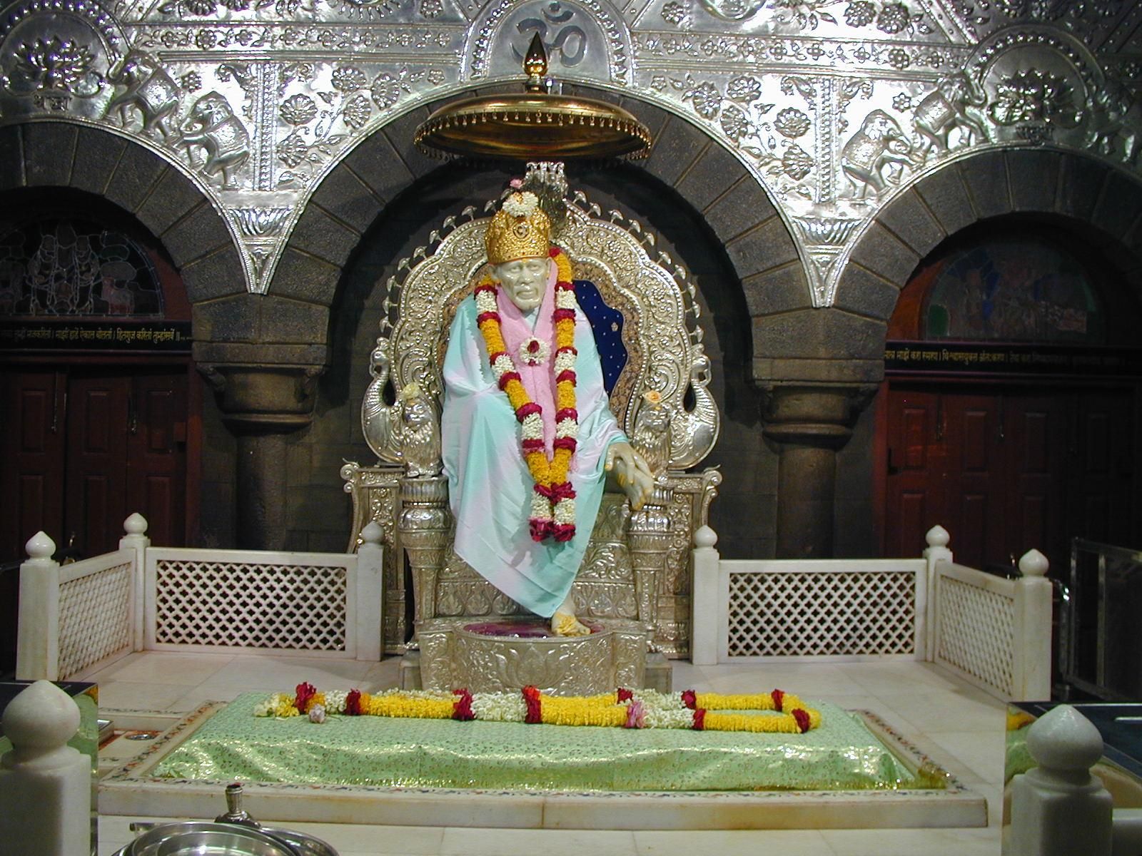 Pune to Shirdi Taxi at best price