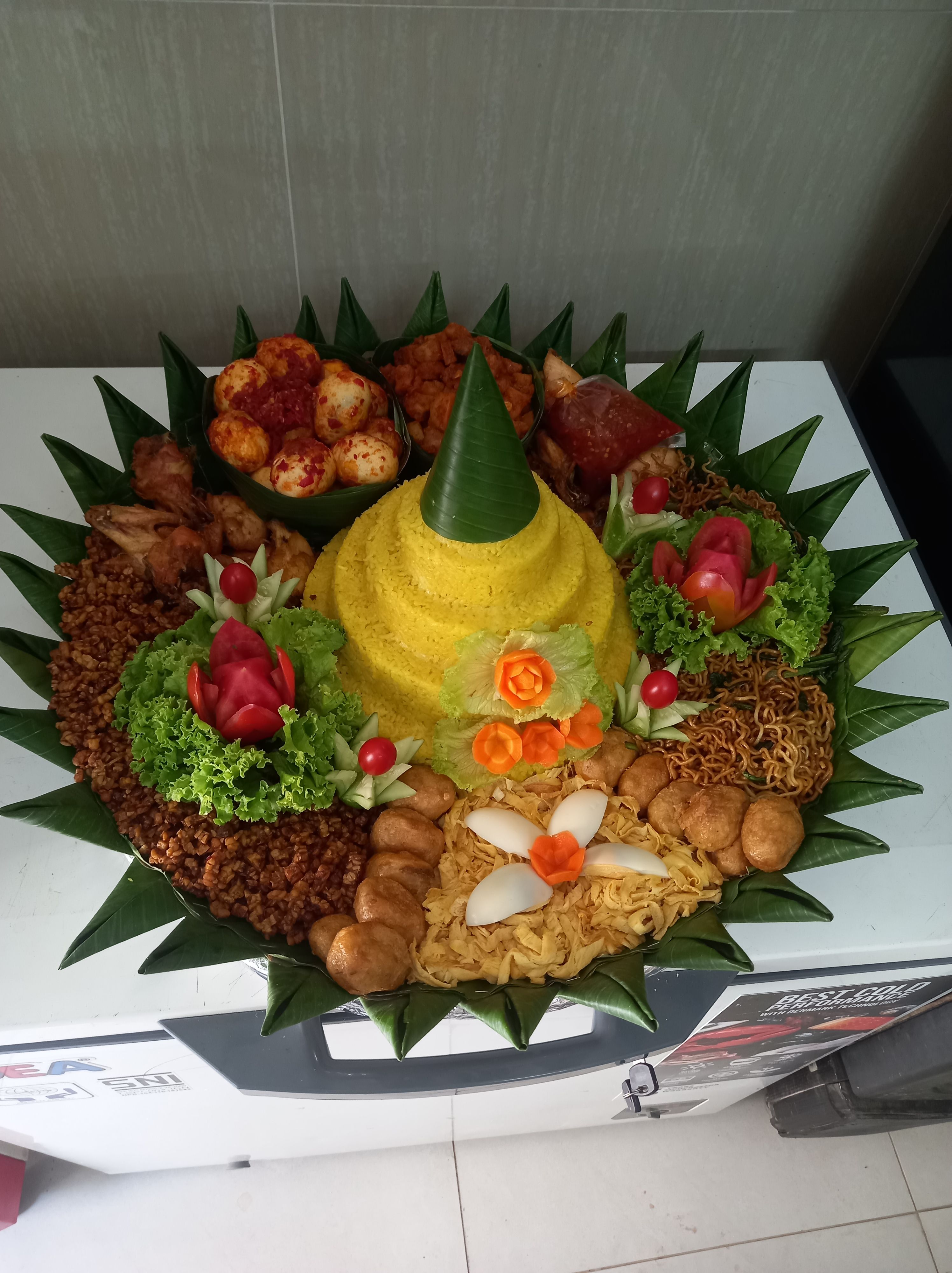 Tumpeng hias