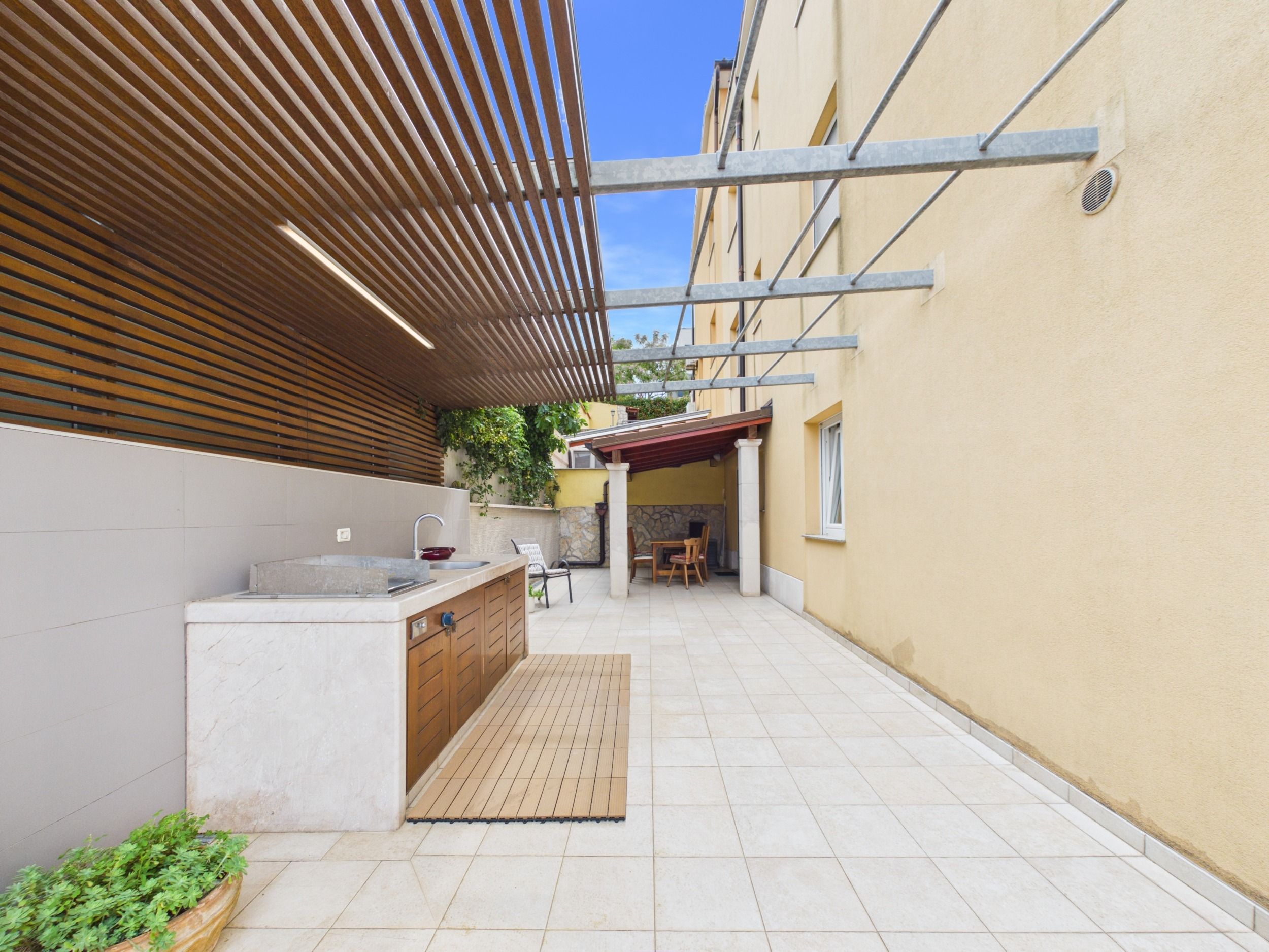 Two-bedroom apartment with a garden and outdoor kitchen | Vinkuran, Medulin