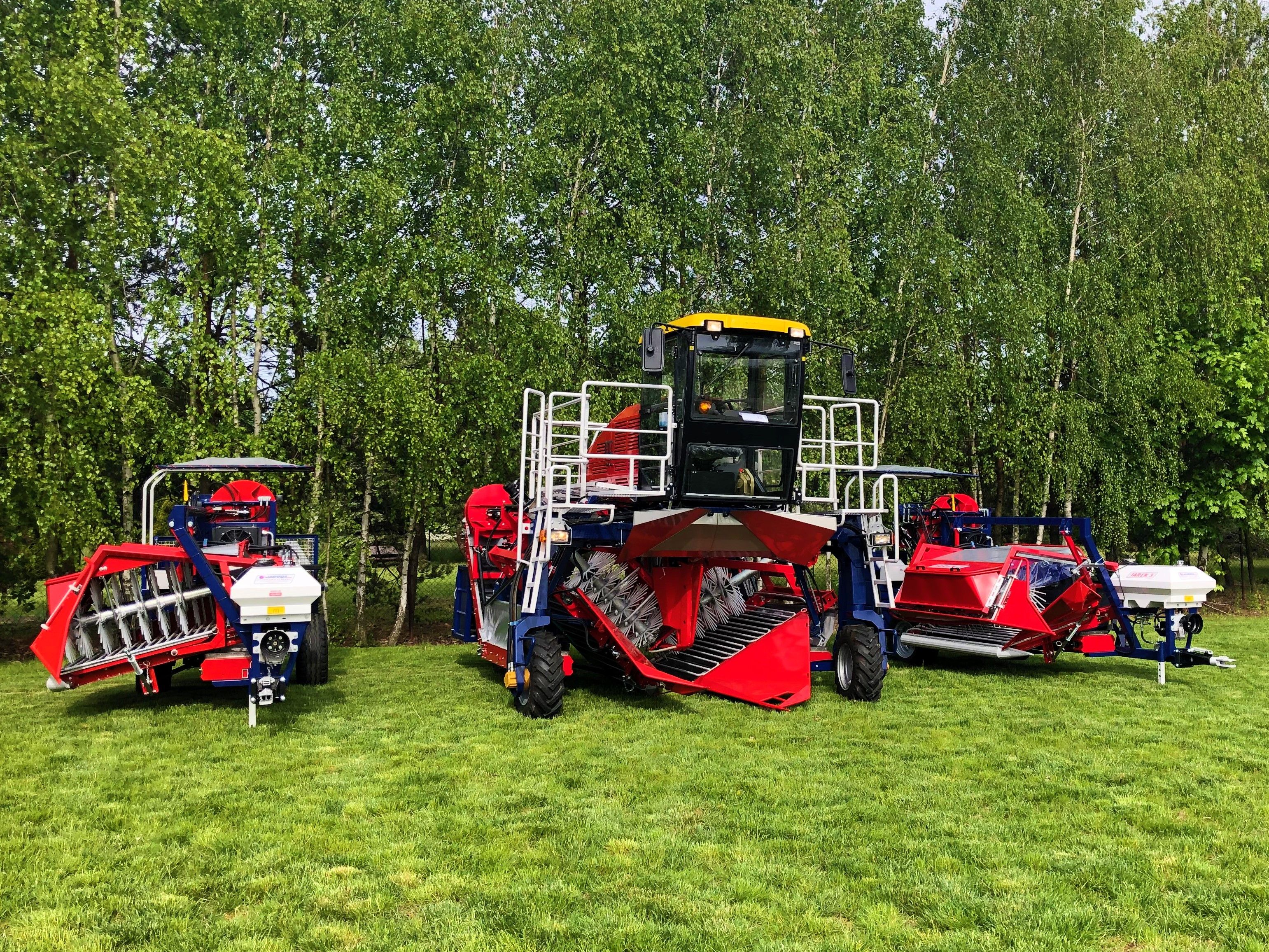 OSKAR 4 WD self-propelled berry harvester